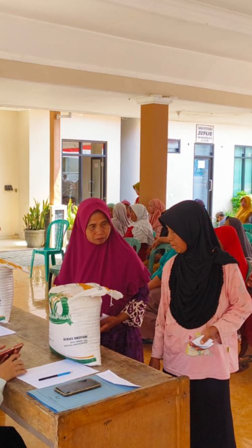 Ribuan Keluarga di Banyuwangi Terima Bansos Beras