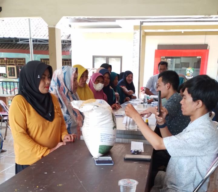 Ribuan Keluarga di Banyuwangi Terima Bansos Beras