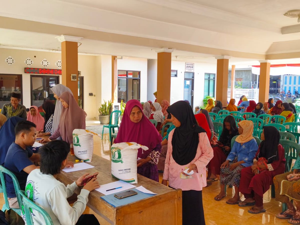 Ribuan Keluarga di Banyuwangi Terima Bansos Beras