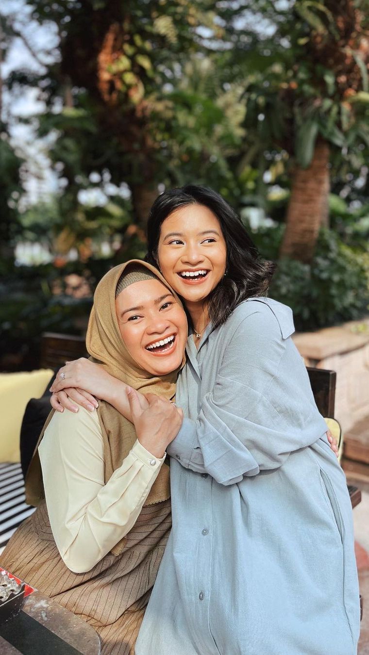 Seperti Kakak Beradik, Intip Potret Siti Adira Kania Anak Ikke Nurjanah yang Pilih Menjadi Advokat