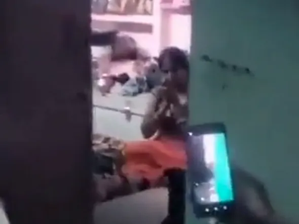 Detik-Detik Menegangkan Kaki Wanita Dililit King Kobra saat Tidur