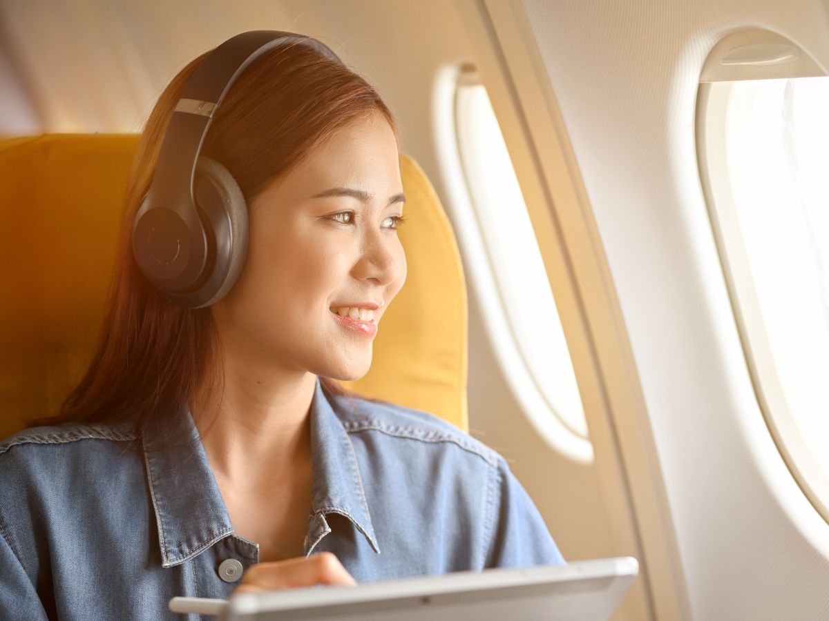 Penggunaan Headphone Selama Perjalanan Udara Timbulkan Masalah, Kenapa?