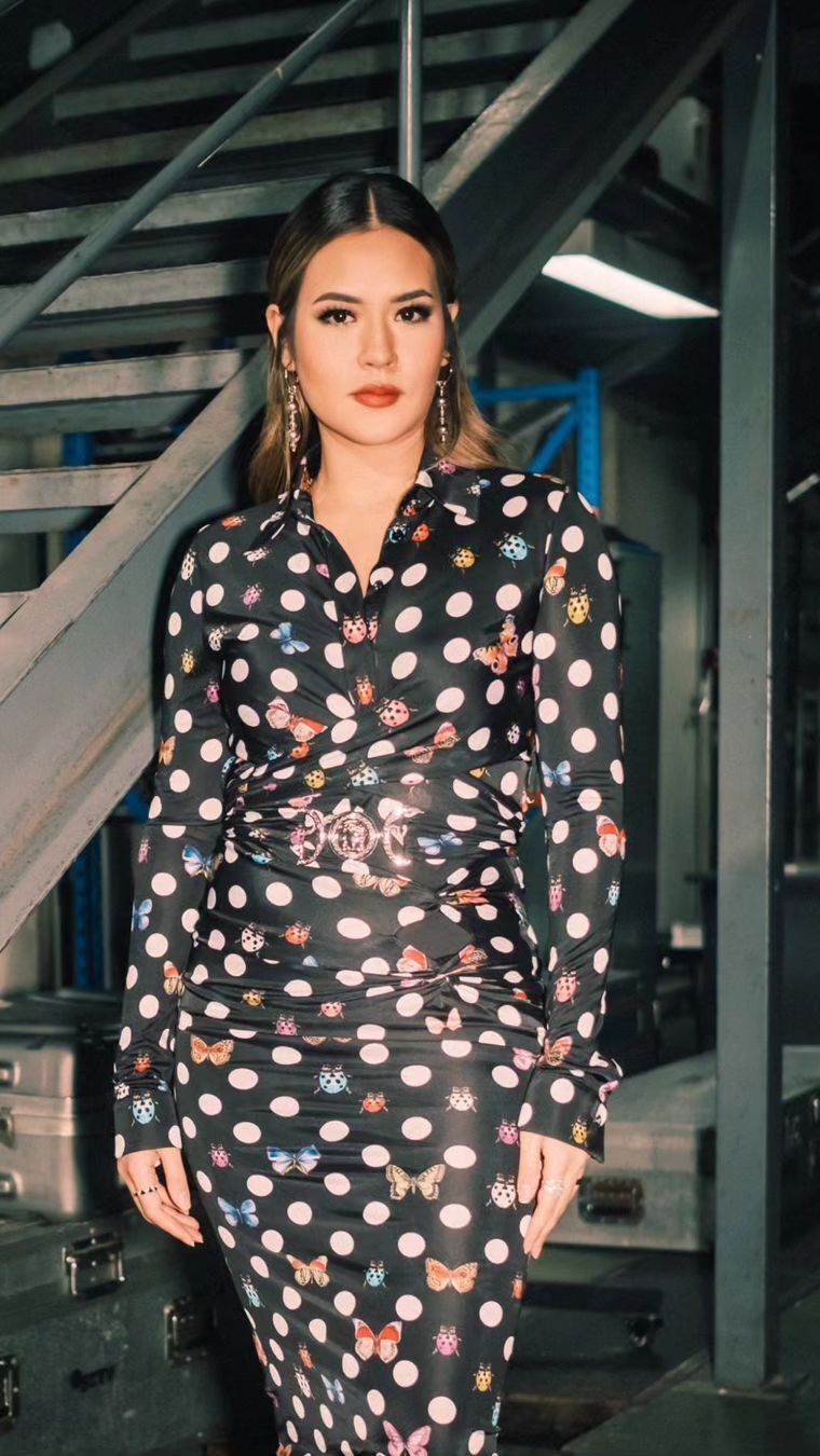 Gaya Raisa Andriana dengan Outfit Monokrom Berbeda, Boyish dan Feminin