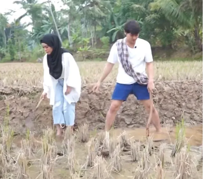 Jadi Duta Petani Milenial, Intip Video Lawas Saat Lesti Kejora dan Rizky Billar Menyangkul di Sawah
