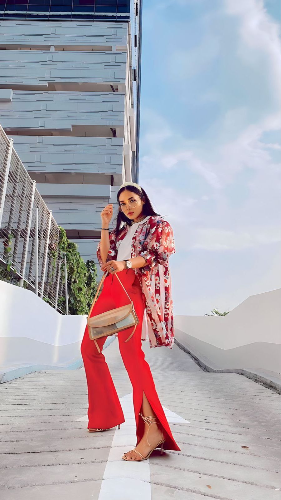 Ide Outfit Warna Merah dan Putih