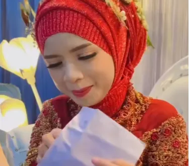 Momen Pengantin Buka Amplop, Isinya Zonk Bikin Ngakak