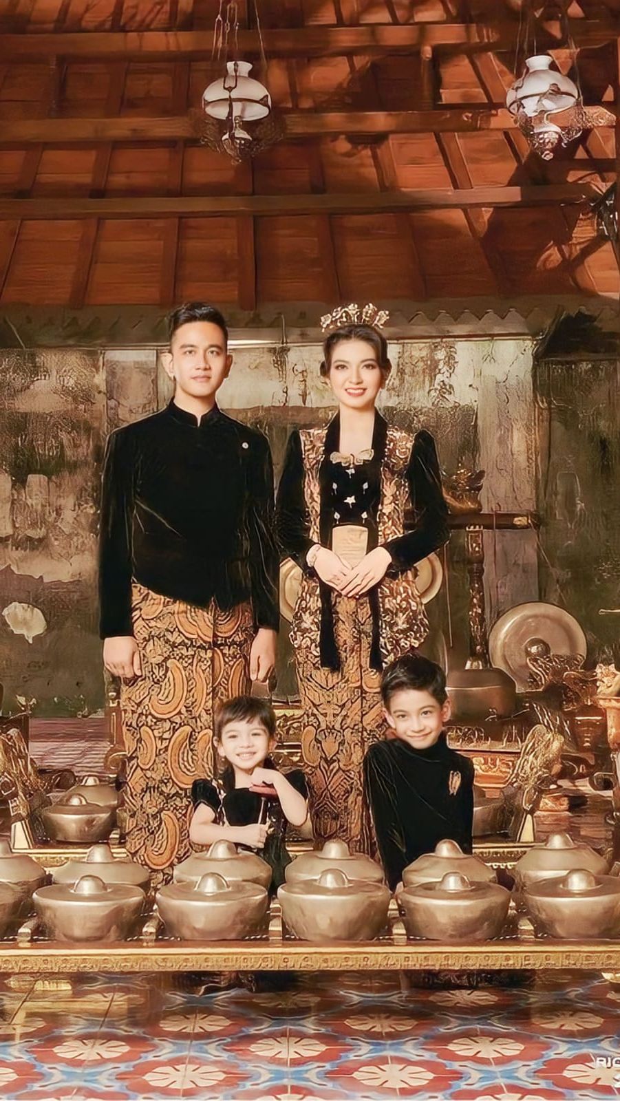 Potret 'Santuy' Selvi Ananda, Istri Gibran Rakabuming Saat Makan di Restoran, Taruh Tas Ratusan Juta di Lantai