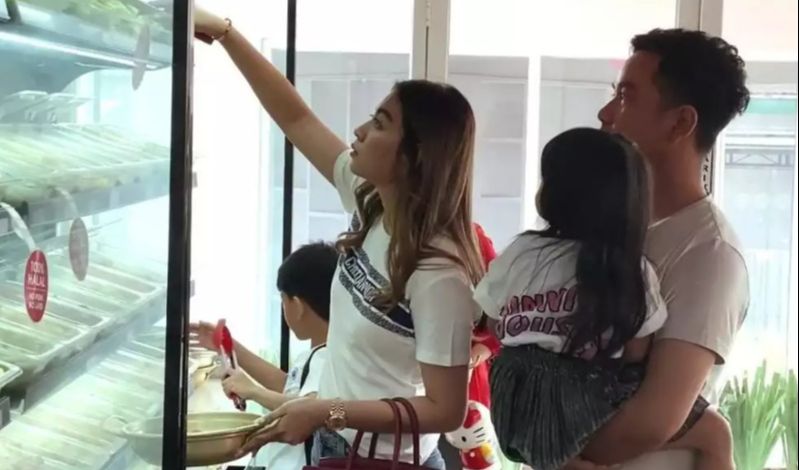 <b>Bagi Tugas, Ngemong Anak dan Pilih Menu </b>