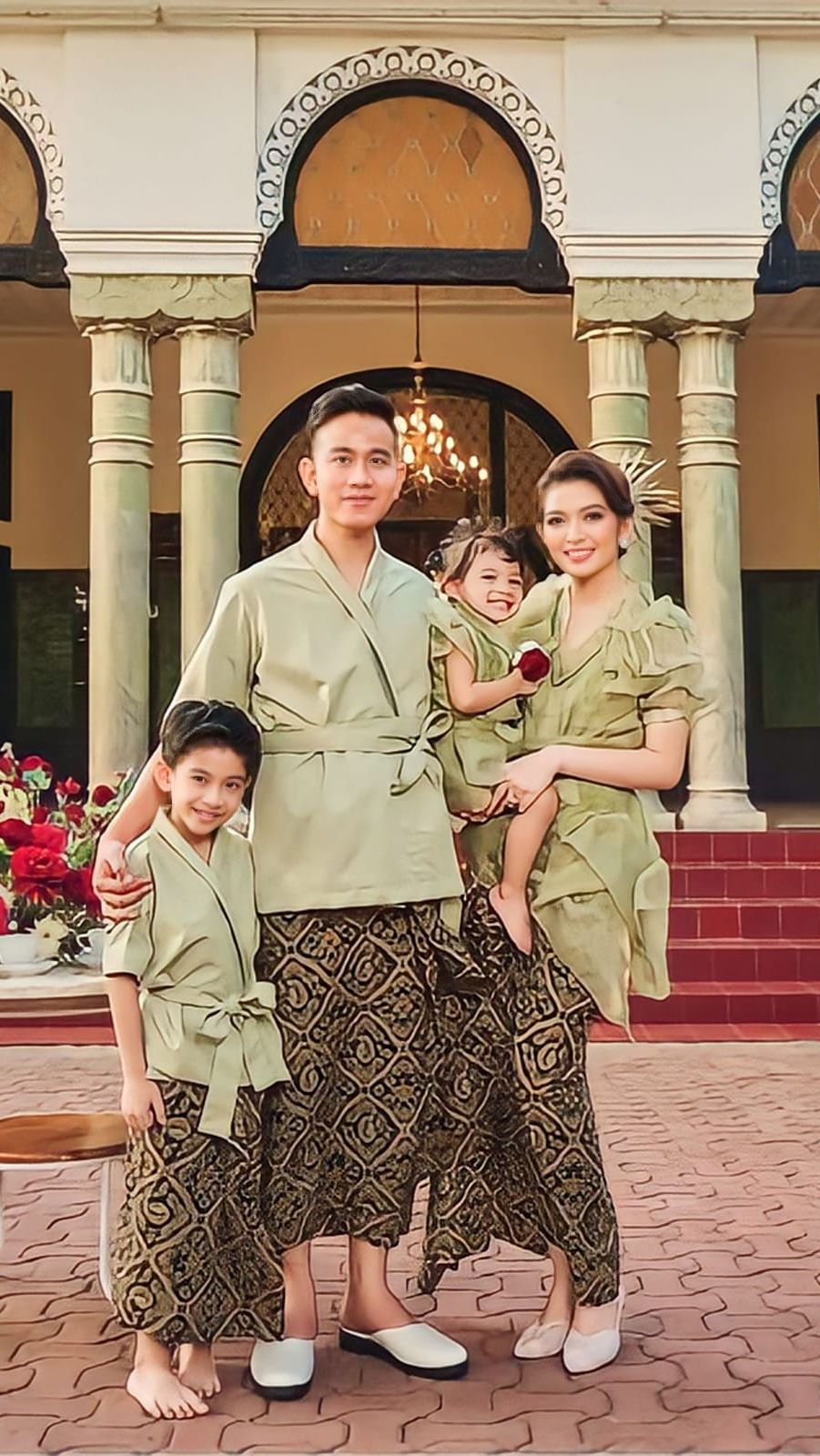 Potret 'Santuy' Selvi Ananda, Istri Gibran Rakabuming Saat Makan di Restoran, Taruh Tas Ratusan Juta di Lantai