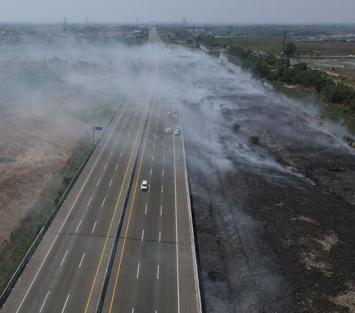 Foto udara memperlihatkan kondisi asap sisa kebakaran TPS (Tempat Pembuangan Sampah) Ilegal di samping Tol Cibitung-Cilincing, Desa Sumber Jaya, Tambun Utara, Kabupaten Bekasi, Jawa Barat, Senin (25/9/2023).