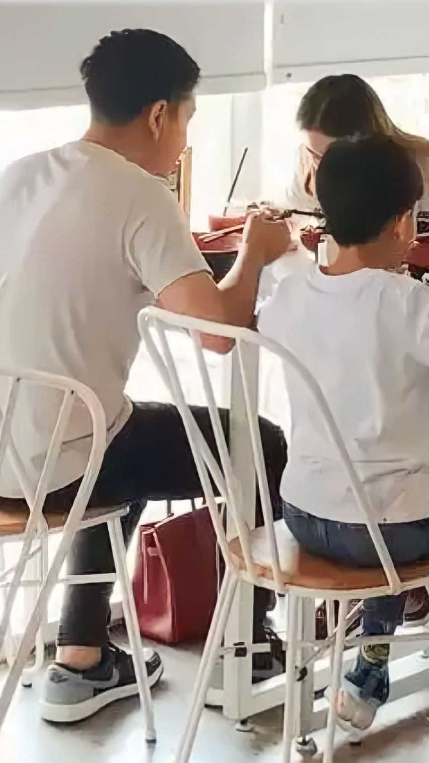 Potret 'Santuy' Selvi Ananda, Istri Gibran Rakabuming Saat Makan di Restoran, Taruh Tas Ratusan Juta di Lantai
