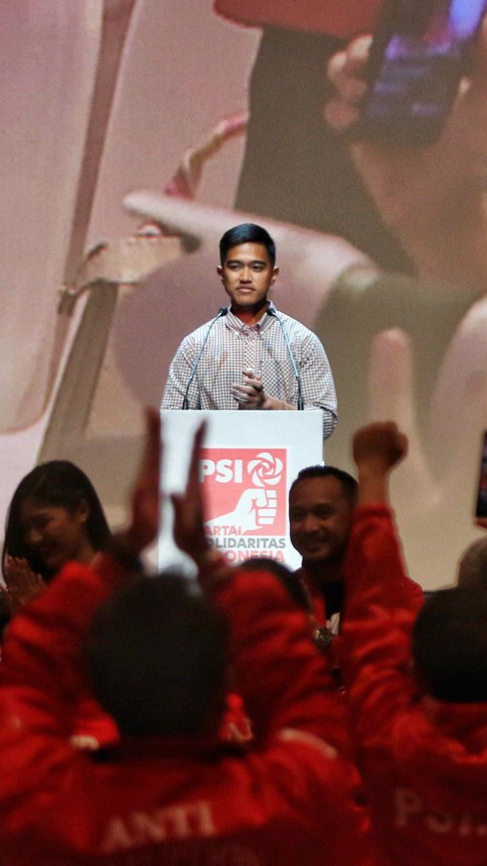 Kaesang juga mengungkap alasan memilih ke PSI. Dia mengaku sedang jatuh cinta pada PSI dan menyebut partai yang dibentuk pada 16 November 2014 itu didominasi anak muda.<br>
