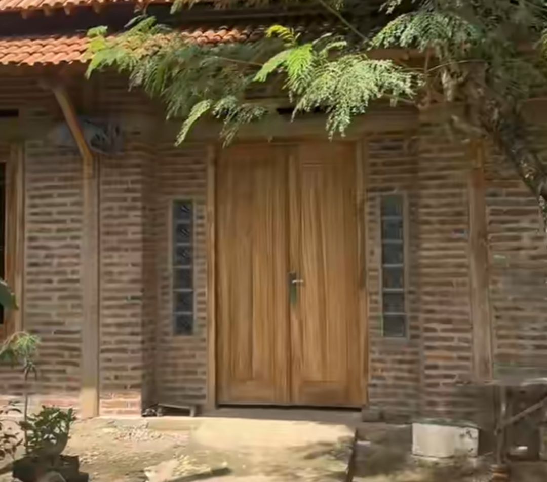 Sebelumnya Dikira Tempat Makanan Kambing, Perempuan Ini Berhasil Bangun Rumah Impiannya Berkat Kerja Keras Ngonten