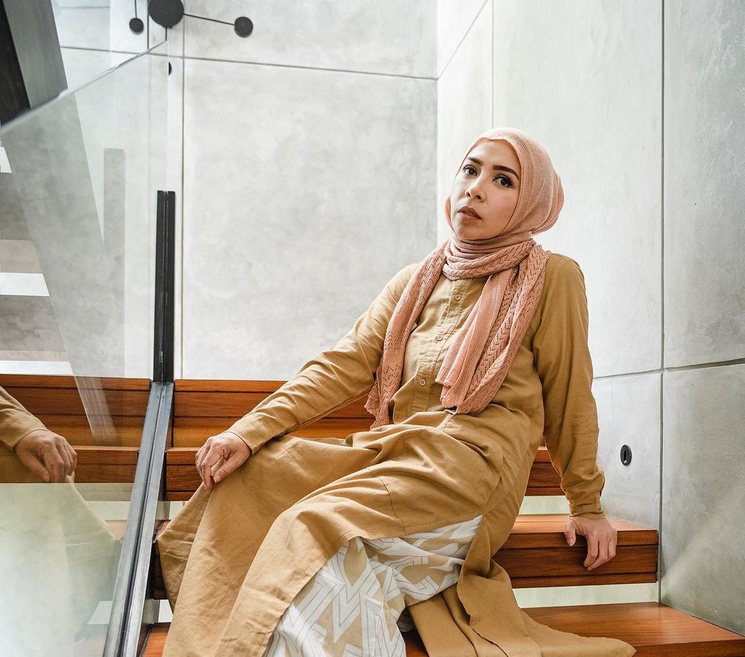 2 Inspirasi Look Earth Tone yang Manis dari Melly Goeslaw