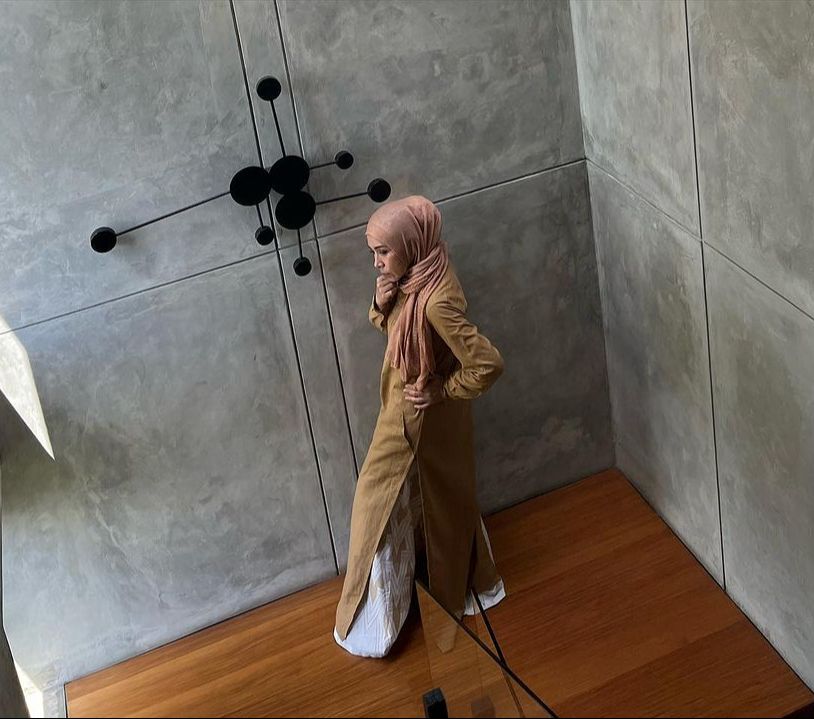 2 Inspirasi Look Earth Tone yang Manis dari Melly Goeslaw