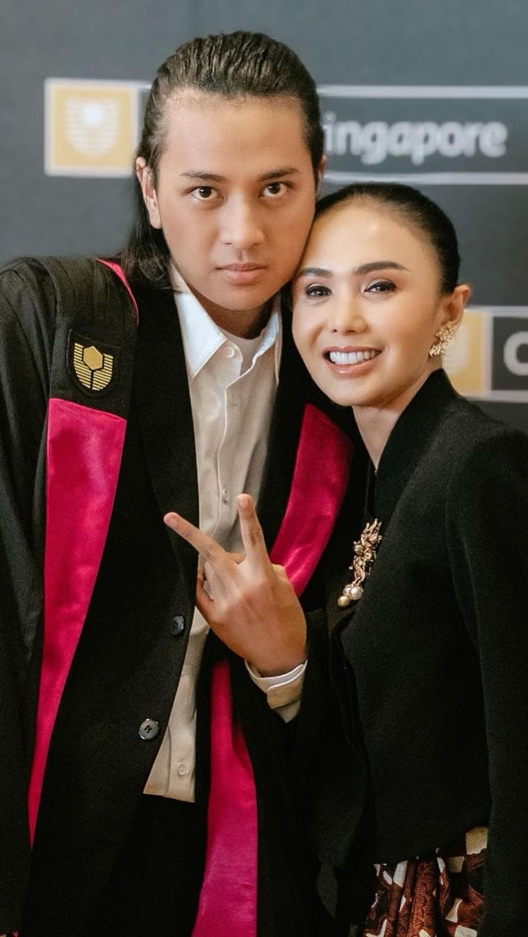Intip Potret Yuni Shara Temani Putra Sulung Wisuda, Wajahnya Curi Atensi