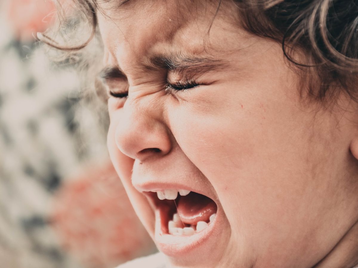 Ayah Bunda Tak Tahan Mendengar Anak Menangis? Coba Refleksi Diri