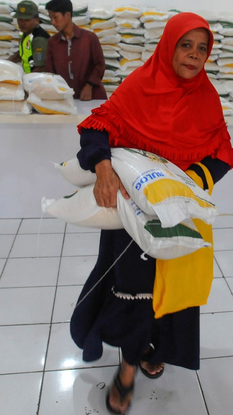 Pembagian beras ini berlangsung selama 3 bulan yang masing-masing keluarga mendapatkan 10 kg beras per keluarga penerima manfaat (KPM).