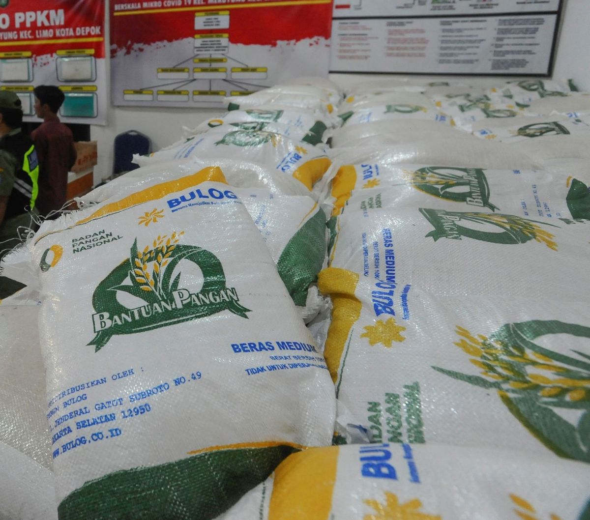 FOTO: Senyum Warga Meruyung Terima Bansos Beras Bulog untuk Ketahanan Pangan dan Pengendali Inflasi di Depok