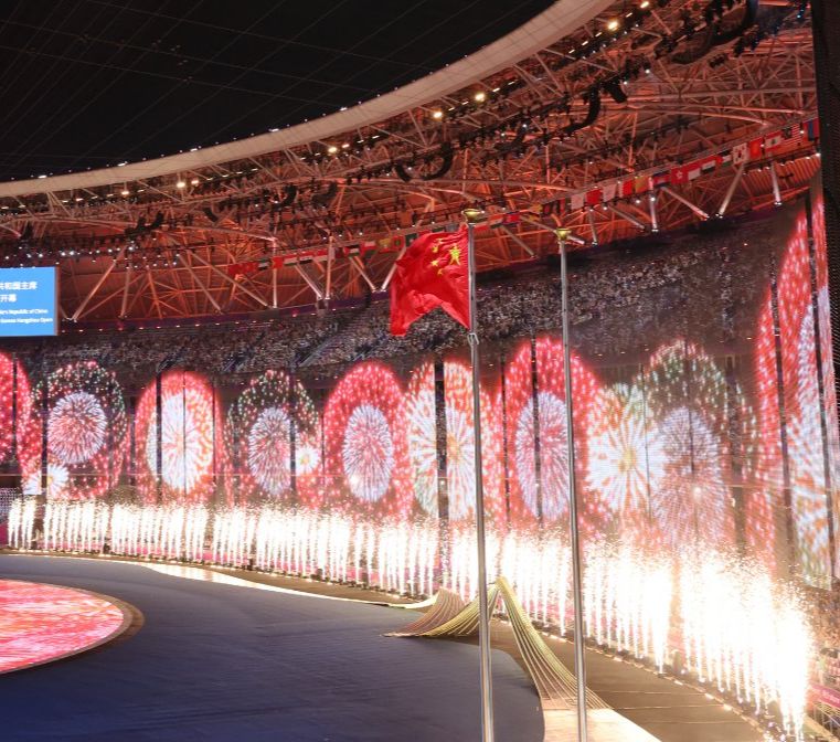 The visual effects team created 3D virtual fireworks explosions and incorporated them into the video footage using AR technology, allowing for more realistic light and shadow details.