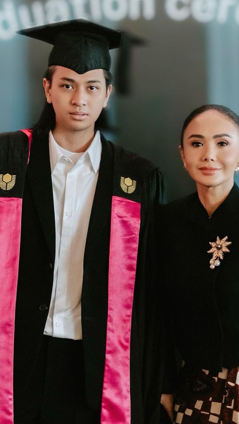 Intip Potret Yuni Shara Temani Putra Sulung Wisuda, Wajahnya Curi Atensi