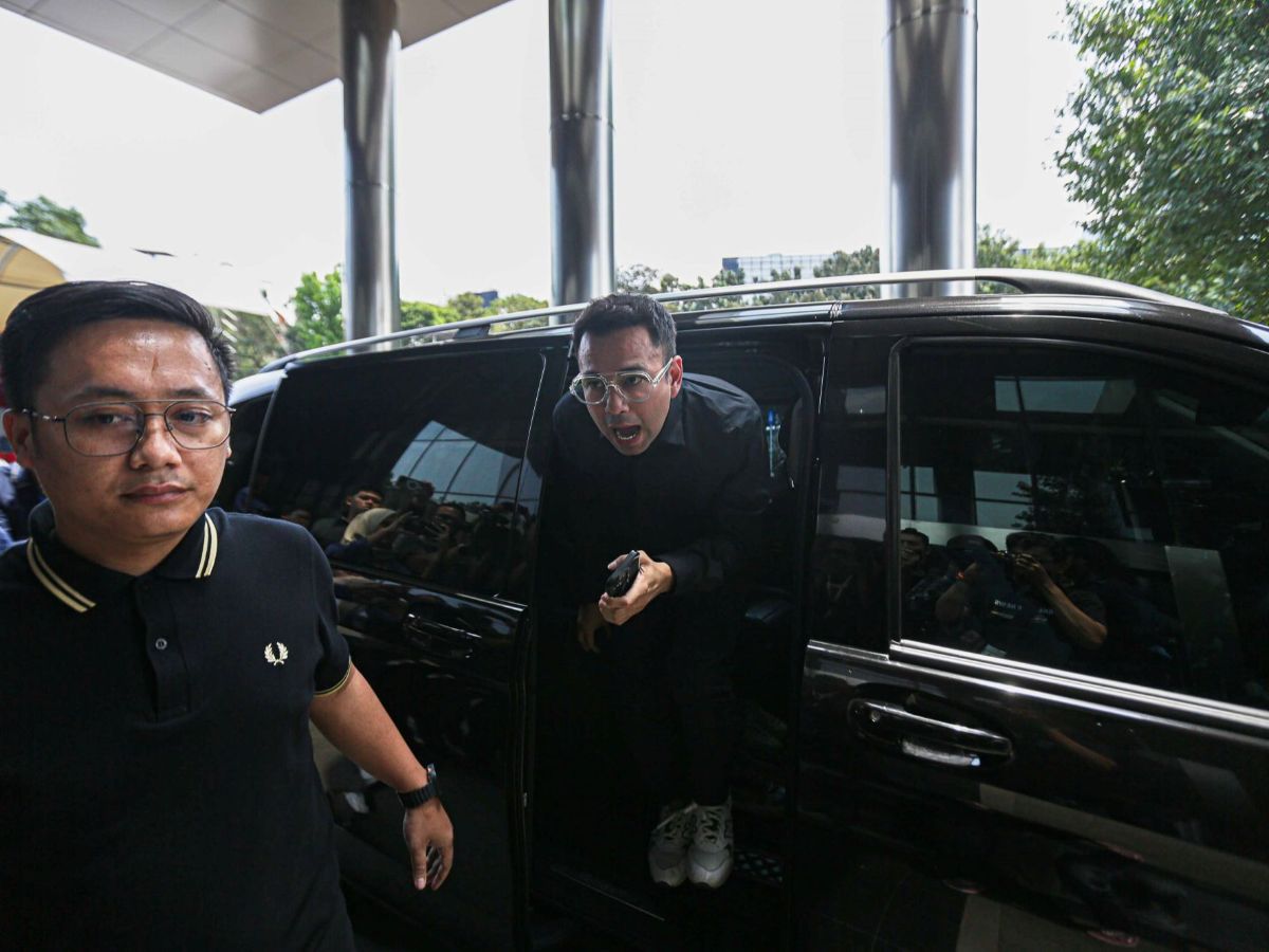 FOTO: Sambangi KPK, Raffi Ahmad Tampil Serba Hitam untuk Mengisi Podcast Stranas PK