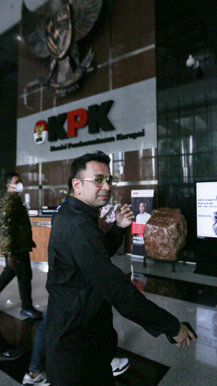 Pakaian yang ia kenakan pun menjadi sorotan. Ia terlihat memakai kemeja lengan panjang hingga celana panjang berwarna serba hitam.