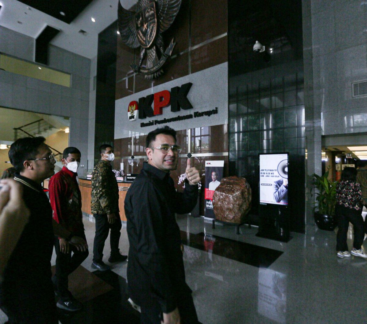 FOTO: Sambangi KPK, Raffi Ahmad Tampil Serba Hitam untuk Mengisi Podcast Stranas PK