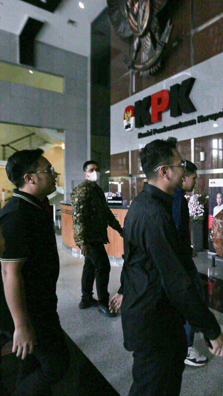 Raffi bersama timnya juga terlihat santai saat berjalan menuju sebuah ruangan di Gedung KPK.