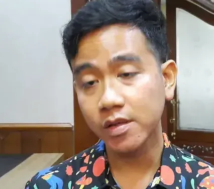<br>Meski Gibran masih tercatat sebagai kader PDI Perjuangan, ia tidak mempermasalahkannya. Sandainya dirinya ada partai lain yang meminta untuk hal yang sama, ia pun akan keluar.