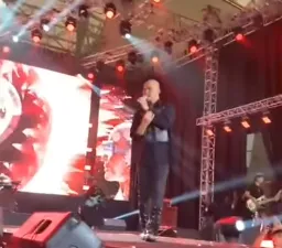 Dikira Pingsan, Ternyata Pria Ini Cuma Ketiduran Saat Nonton Konser