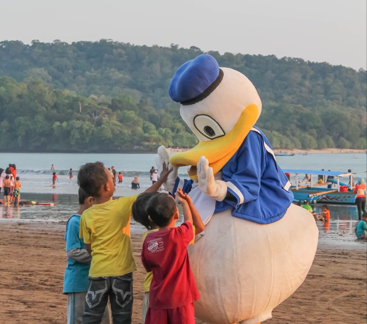 Perjuangan demi Sesuap Nasi, Badut Upin Ipin Tetap Ceria Sampai Celananya Melorot