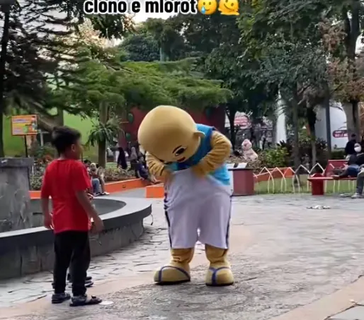 Perjuangan demi Sesuap Nasi, Badut Upin Ipin Tetap Ceria Sampai Celananya Melorot