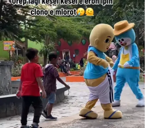 Perjuangan demi Sesuap Nasi, Badut Upin Ipin Tetap Ceria Sampai Celananya Melorot