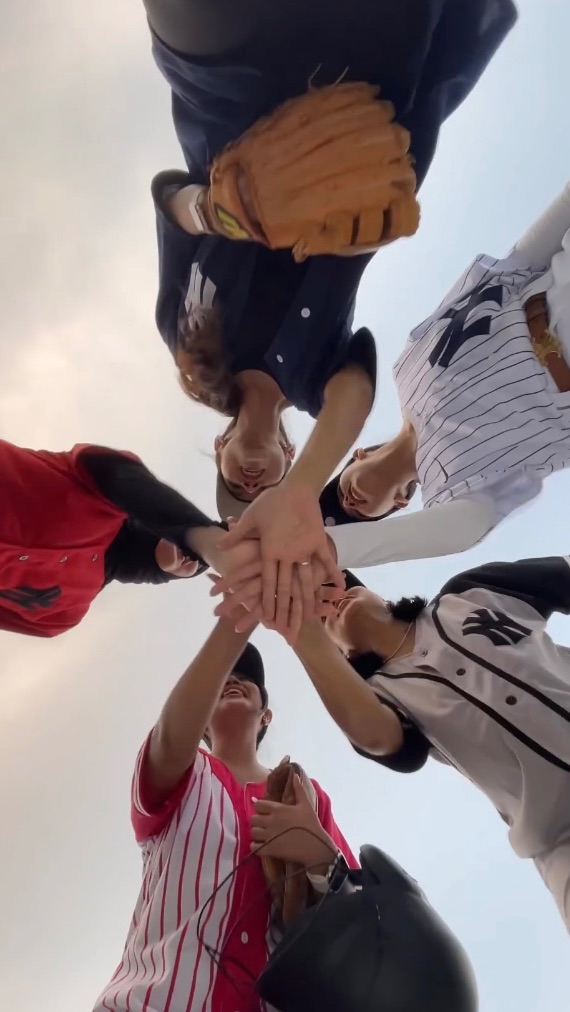 Ini momen para pemain Takdir Cinta yang Kupilih main baseball. Para pemainnya yaitu Dinda Kirana, Alisia Rininta, Haviza Devi, dan Aline Pertiwi.