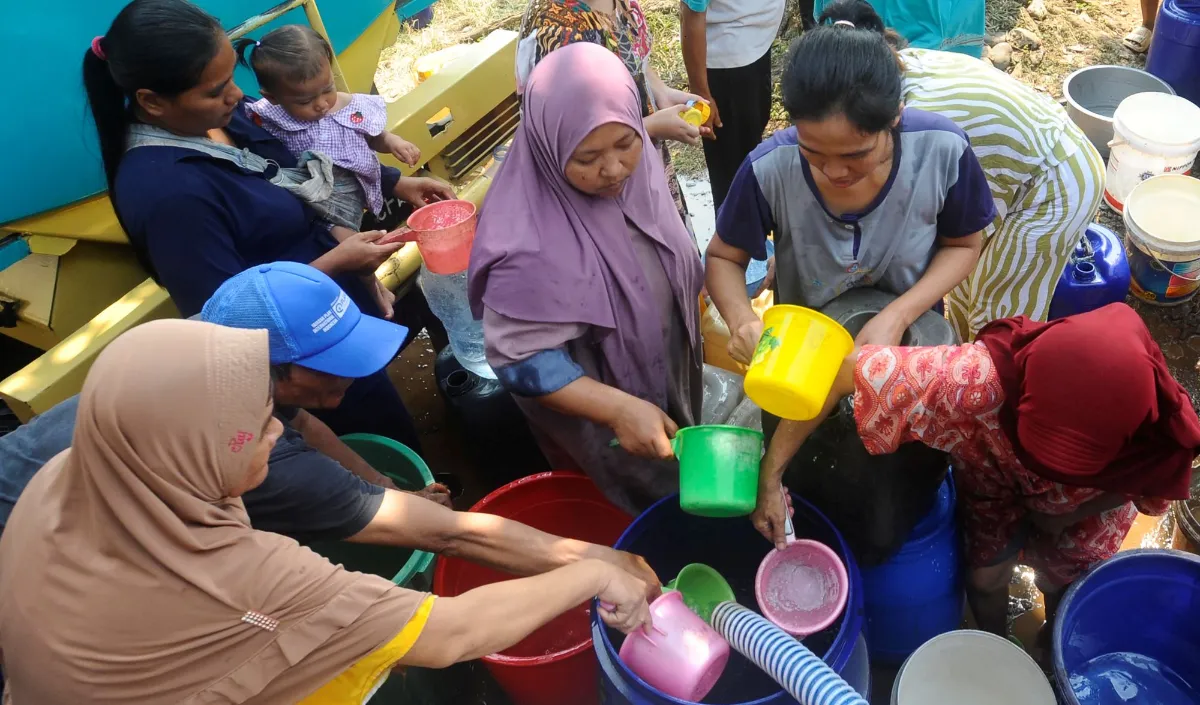 Warga kemudian melapor ke Polsek Bojongsari. Sebanyak 8.000 liter air bersih disalurkan Polsek Bojongsari untuk warga sekitar. Warga pun semringah mendapat bantuan air bersih. Anak-anak bahkan terlihat senang bisa bermain air.<br>