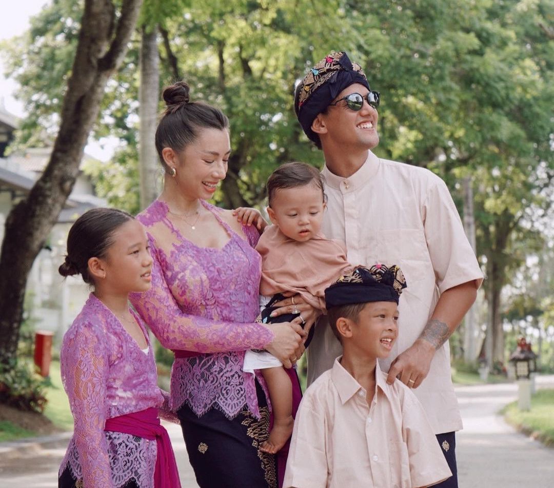 Kompaknya Keluarga Bachdim Traveling 3 Negara Bawa Anak Tanpa Nanny
