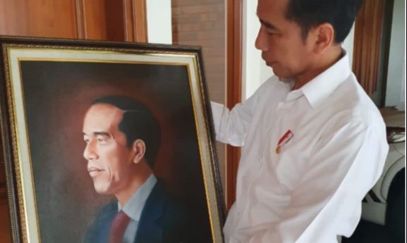 CEK FAKTA : Hoaks Jokowi Pegang Bingkai Foto Anies Baswedan