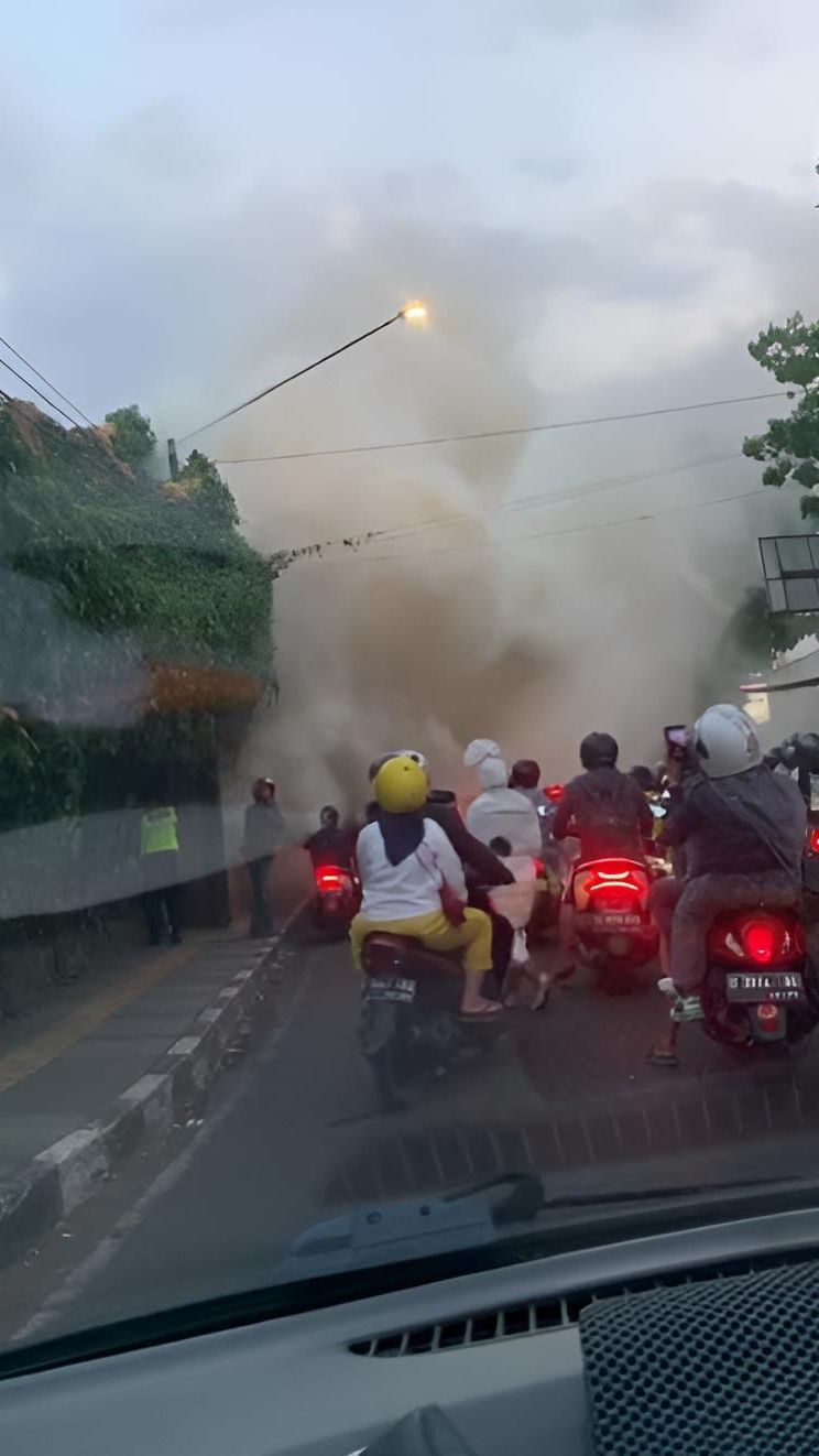 Setelah diamati ternyata sosok pocong tengah berlarian di antara pengendara motor yang lewat di depan lokasi kebakaran.