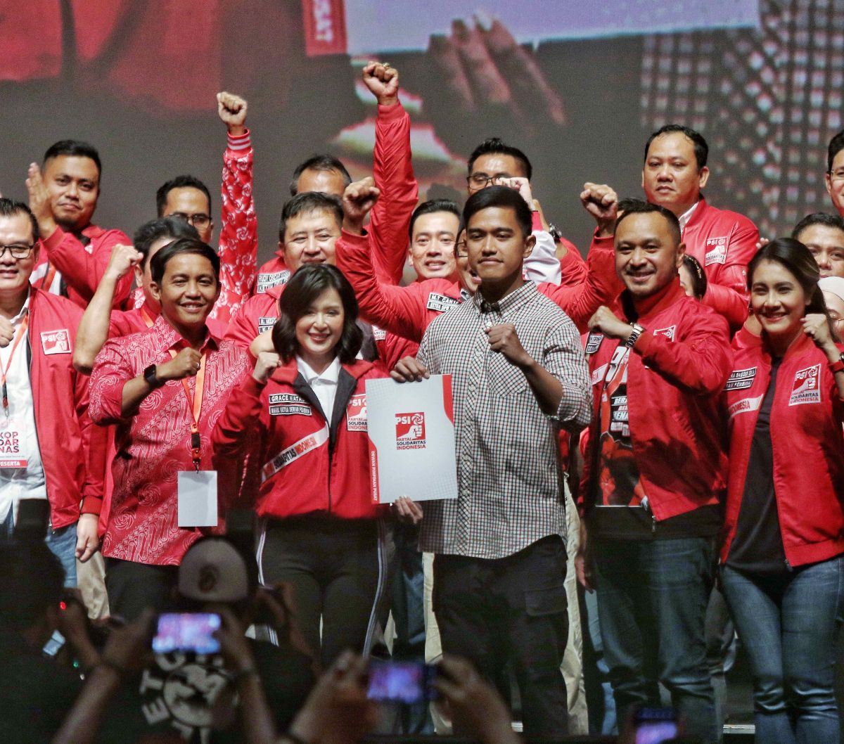 FOTO: Aksi Keluarga Jokowi di Atas Podium Partai Politik