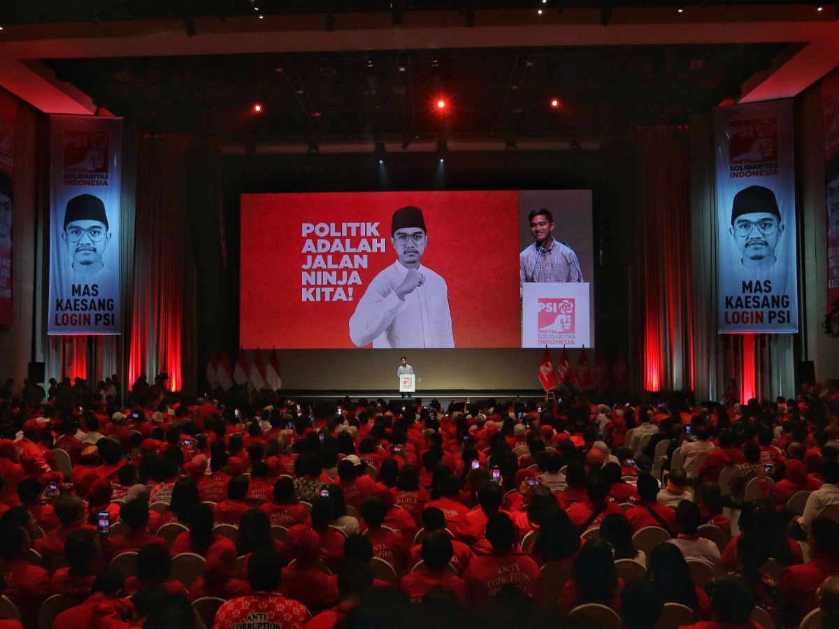 FOTO: Aksi Keluarga Jokowi di Atas Podium Partai Politik