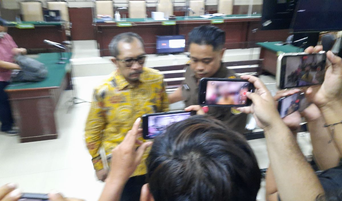 Sahat juga diwajibkan membayar uang pengganti kerugian negara Rp39,5 miliar paling lama 1 bulan sejak putusan berkekuatan hukum tetap. Jika tidak dibayar, maka harta bendanya akan disita dan dilelang oleh negara.<br>