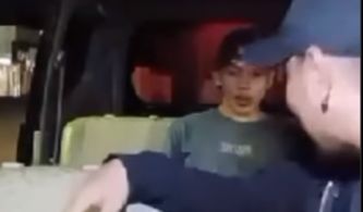 Semua Polisi Turun dari Mobil
