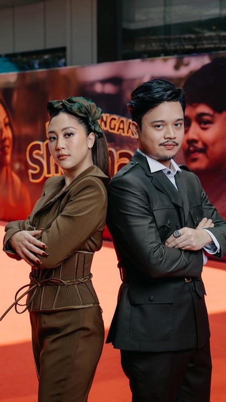 Meski terlihat formal, busana Sherina juga berhasil menunjukkan kesan seorang 'petualang' yang sporty. Tatanan rambut yang sederhana membuat kesan ini semakin lekat dengan sosok Sherina dalam film.