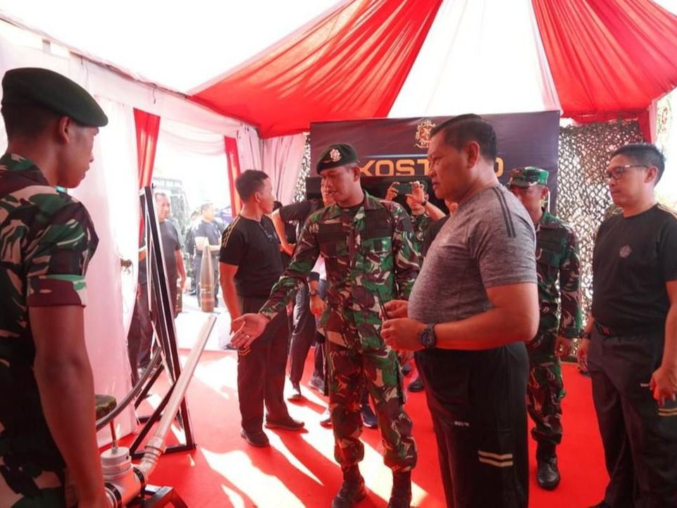 Berkaos Olahraga, Potret Panglima TNI Jajal Sumpit Kostrad, Anak Buah Fokus Menyaksikan