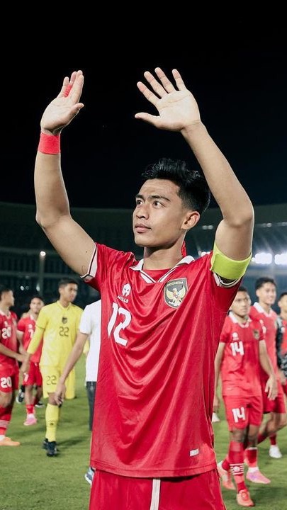 Pratama Arhan mengawali karier sepakbola junior di SSB Putra Mahkota dan SSB Terang Bangsa. Selanjutnya di tahun 2018 ia bergabung dengan PSIS Semarang junior.