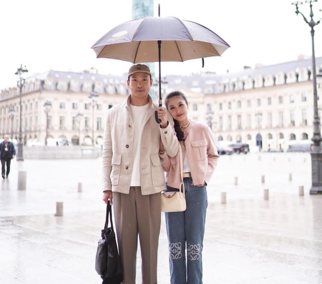 Momen Romantis 'Tom & Jerry' Sandra Dewi dan Harvey Moeis Sepayung Berdua di Paris, Begini Endingnya