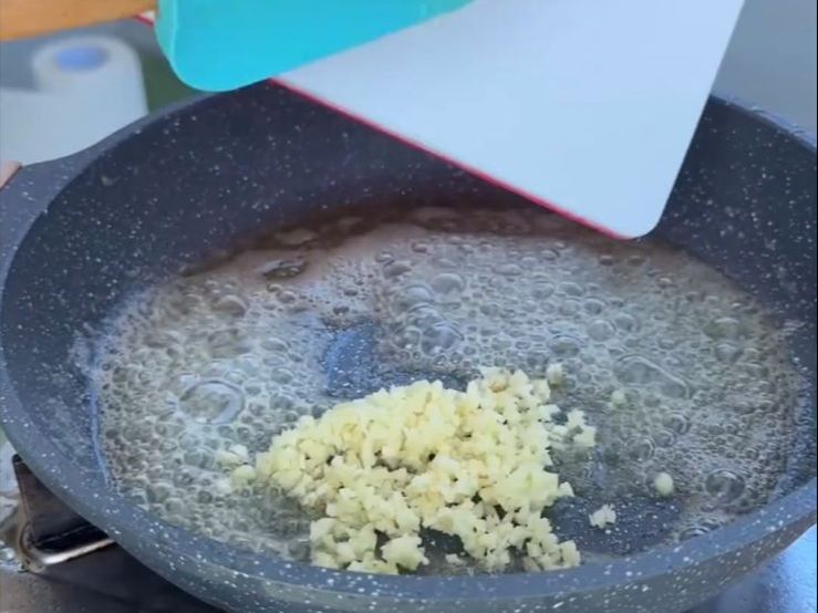 Kurang Dari 10 Menit, Intip Tutorial Udang Creamy Garlic Sauce