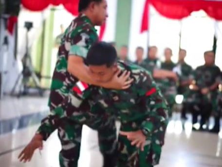 Ajari Prajurit Bela Diri