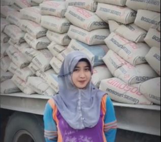 Masih Ingat Nur Aini Gadis Cantik yang Dulu Viral Jadi Kuli Angkat Semen? Kini Kabarnya Mengejutkan!